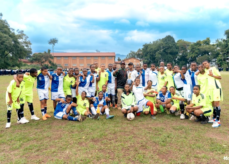 Filles du Lycée Wima et celles du lycée Cirezi lors d'un match amical. Victoire du Lycée Wima 1-3