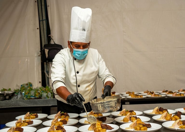 Chef emplatando comida gourmet de alta cocina molecular para eventos sociales exclusivos