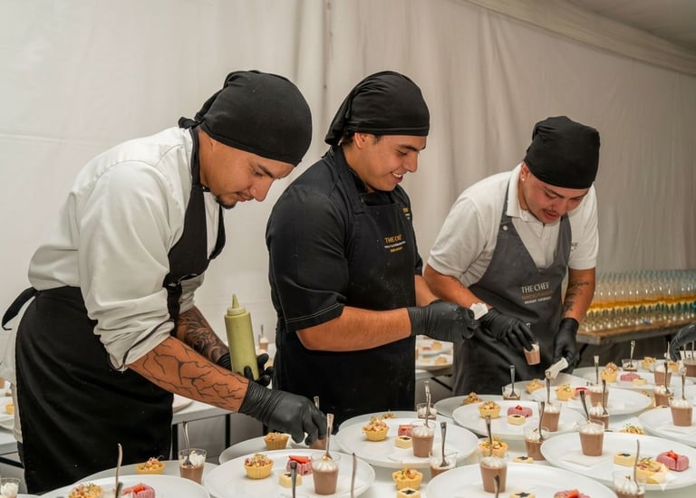 Presentación de postres y bocaditos gourmet para servicios de catering en Quito.