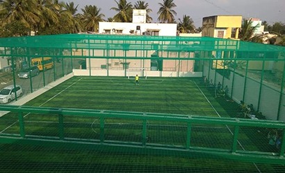 Wide shot of a rooftop sports area protected by a durable terrace sports net.