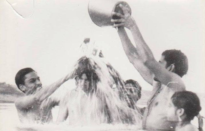 Shri Babaji fa il bagno al fiume con devoti