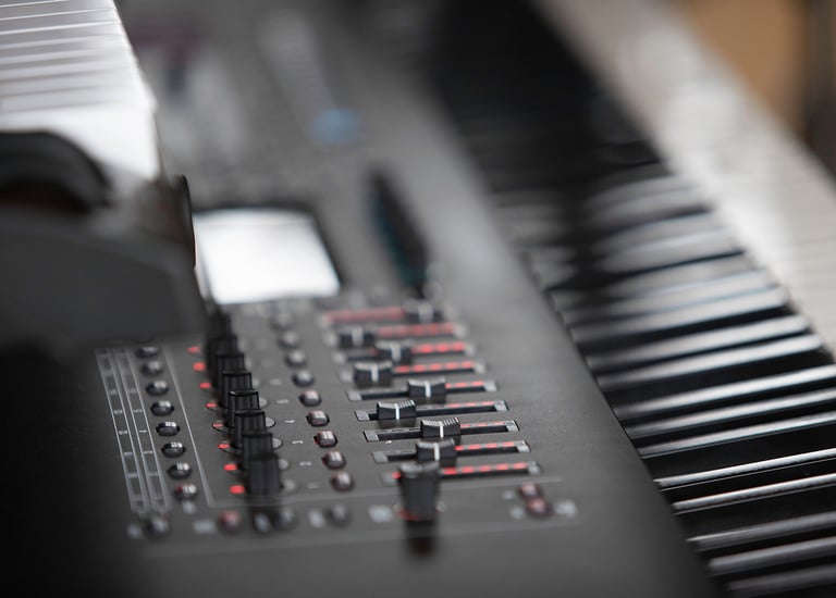 SYNTHE ROLAND FANTOM 8
