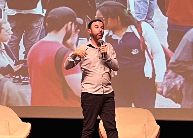 Cleidson Gonçalves em uma palestra sobre menos correria, mais aprendizagem