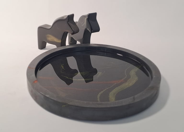 Handcrafted dark gypsum tray and a glossy black resin interior, reflecting two small horse figurines
