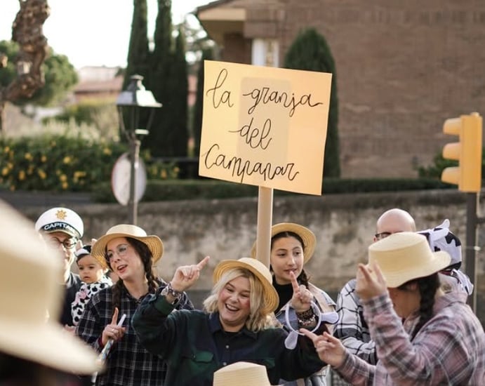 Festa de la granja a l’escola amb activitats lúdiques i educatives per als infants.