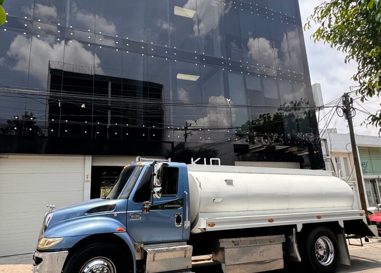 pipa de agua entregando en un establecimiento