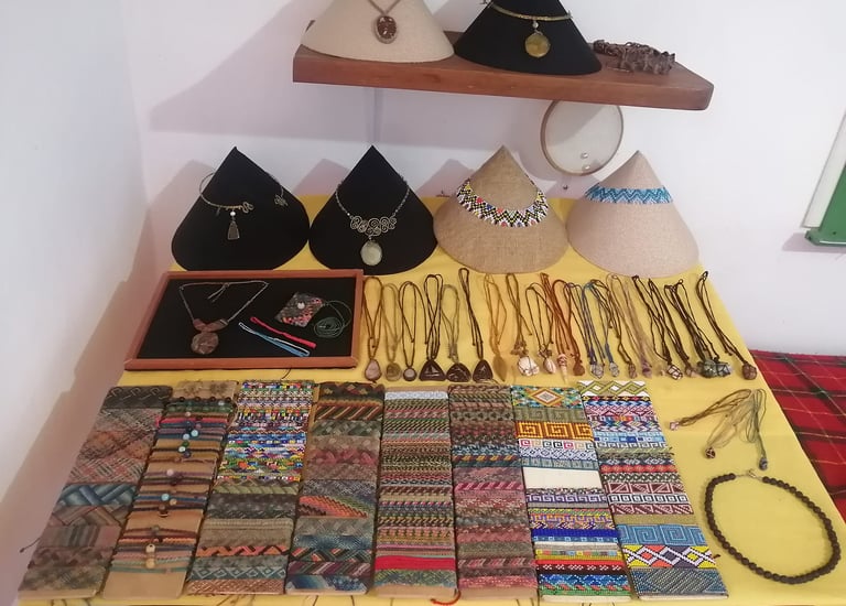 Artesanías en macramé, mostacilla y alambrismo, con piedras naturales, hecho a mano, diseños únicos