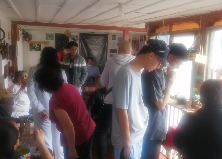 Personas participando de feria de emprendimiento, hay mesas para cada emprendedor con productos