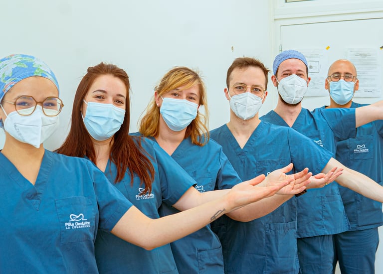 Dentistes en groupe pour photo professionnelle : équipe médicale unie posantface caméra