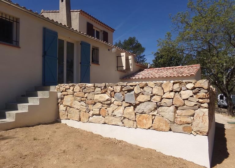 Mur de soutènement en pierres sèches