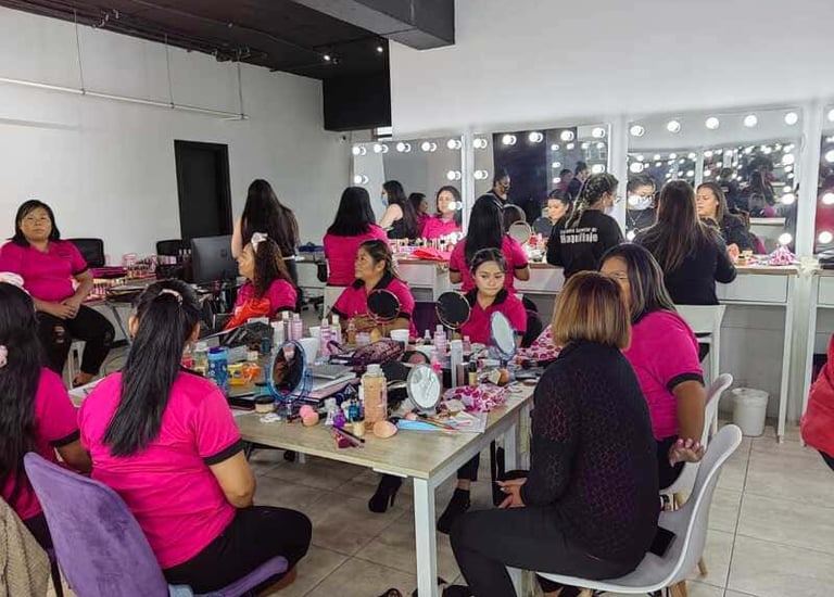 Estudiantes de una clase de maquillaje profesional practicando la aplicación de cosméticos