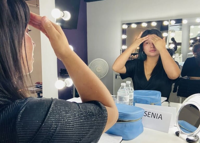 Una mujer se aplica productos para el cuidado de la piel en un espejo de maquillaje profesional