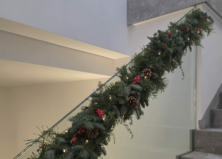 Žali akcentai - girliandos, puoštos, dekoruotos