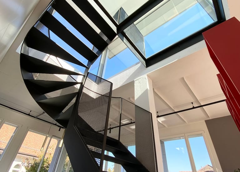 escalier en acier sur mesure Maroc structure métallique design moderne intérieur