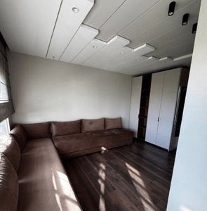 pose parquet massif chambre au Maroc sol en bois moderne avec finition haut de gamme