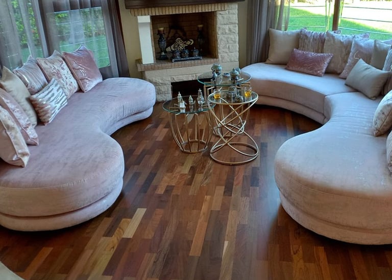 parquet massif salon Maroc revêtement sol bois naturel avec aménagement intérieur luxe