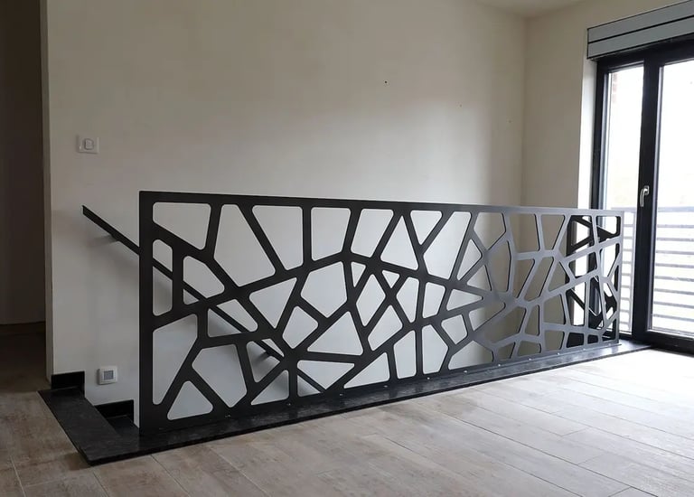 escalier métallique moderne sur mesure au Maroc structure acier design intérieur industriel