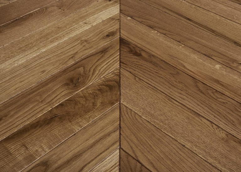 finition parquet massif sur mesure Maroc pose parquet bois avec design en chevrons moderne