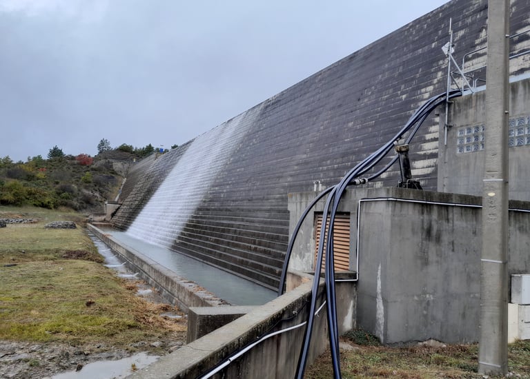 barrage du Riou avec deversement sur evacuateur de crue
