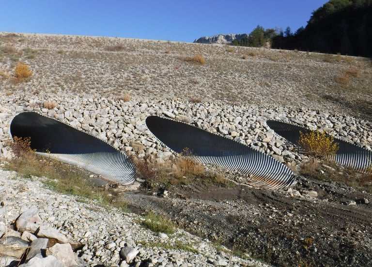 buses passant sous digue en remblai