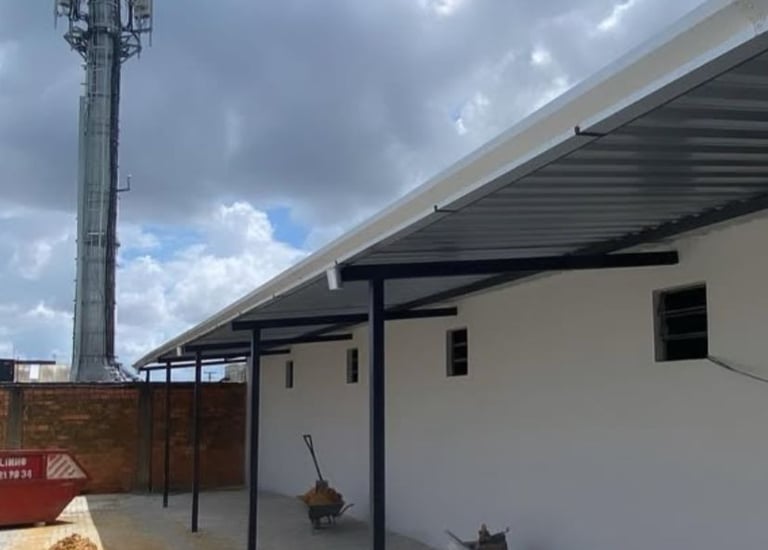 Cobertura com telhado metálico. Funilaria em Porto Alegre.