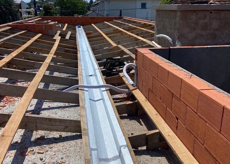 Instalação de calha central para escoamento em obra em Porto Alegre.