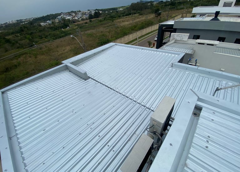 Telhado metálico com rufos e acabamento em Porto Alegre.