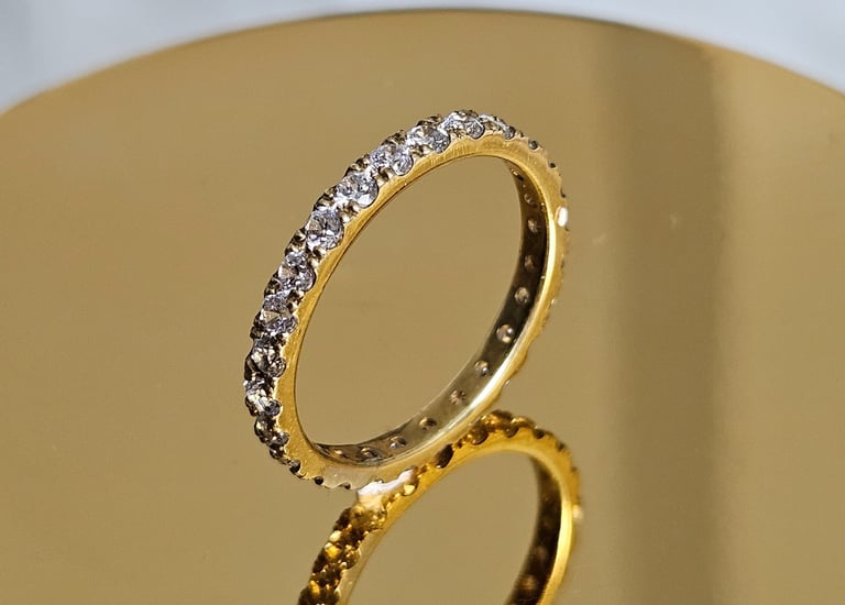 Auksinis žiedas su deimantų juostele