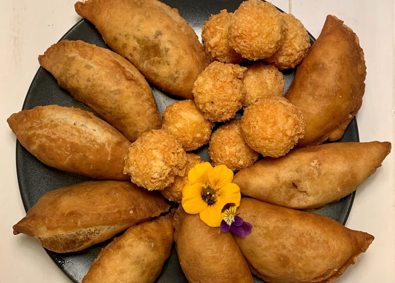 Pastechi kaasballen Caribbean snacks