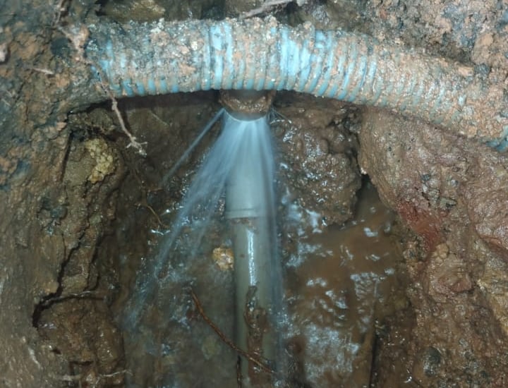 a water pipe with a hose attached to it