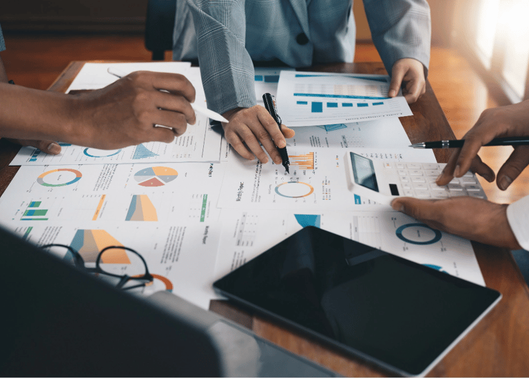 Grupo de trabajo analizando los indicadores del marketing digital.