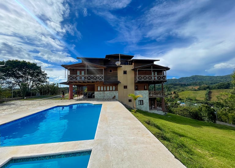 Hermosa villa con muchos arboles y vista del cielo