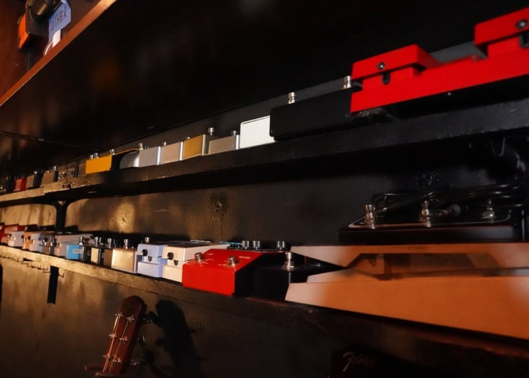 Equipamiento de Efectos Análogos que Utiliza Carlitos Calice.