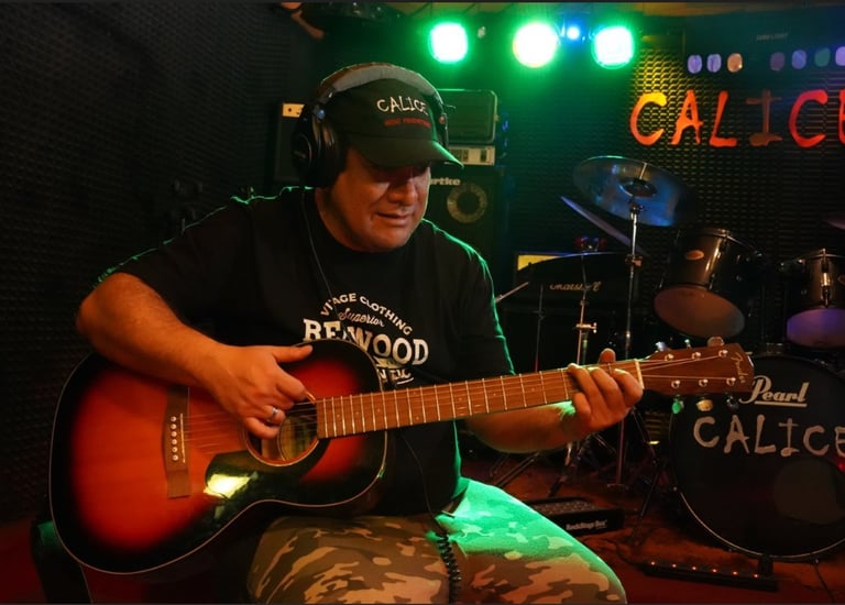 Carlitos Calice es Productor Audiovisual, Manager, Músico, Compositor.