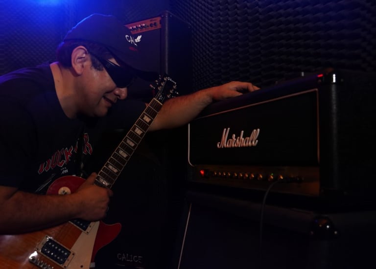 Carlitos Calice Realizando el Set Up del Marshall a Tubos DSL 100H con Gabibete Marshall Lead 1960.