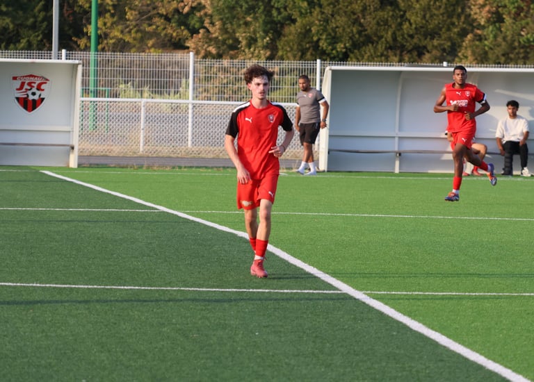 un joueur de football court avec un ballon
