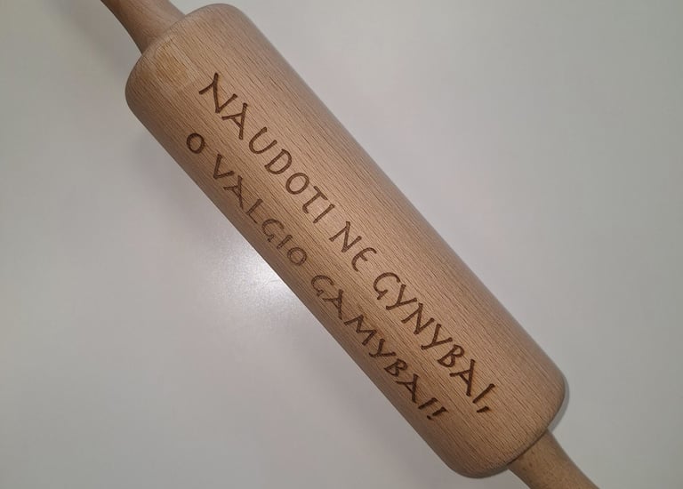 Graviruotas kočėlas. Panevėžyje. Puiki dovana vestuvių proga