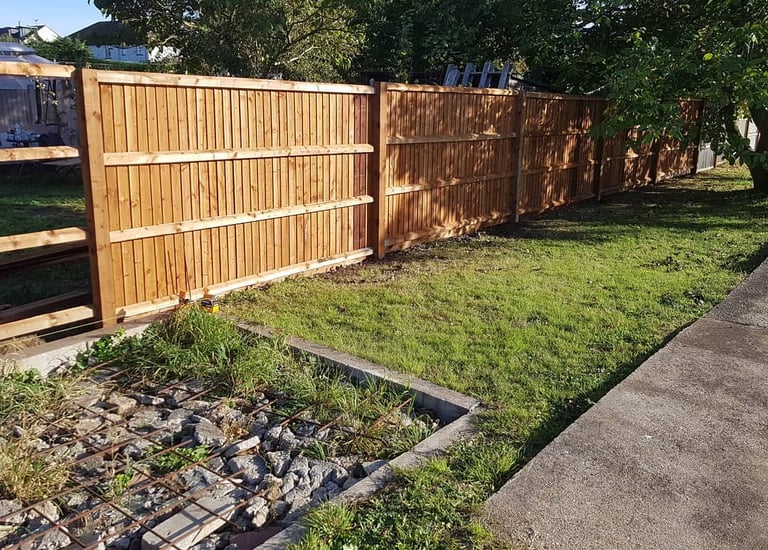 6ft running close board wooden fencing - Lawtons Landscapes