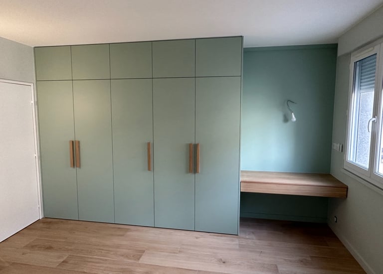 Bureau et placard en bois sur mesure