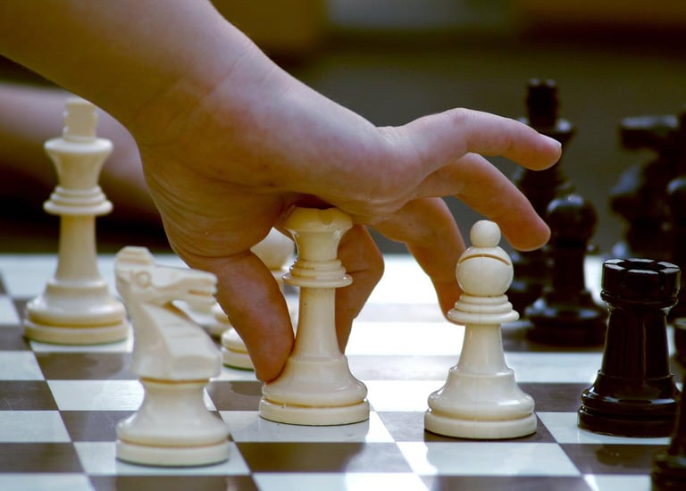<img src= "école échecs 1.jpg"alt="initiation des écoliers">