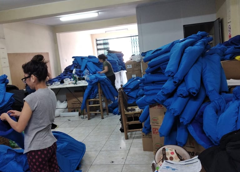 Casacas acolchadas para friaje pasando control de calidad en nuestro local de Gamarra