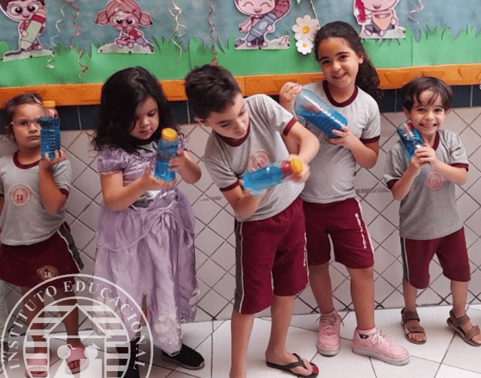 Alunos em atividade escolar