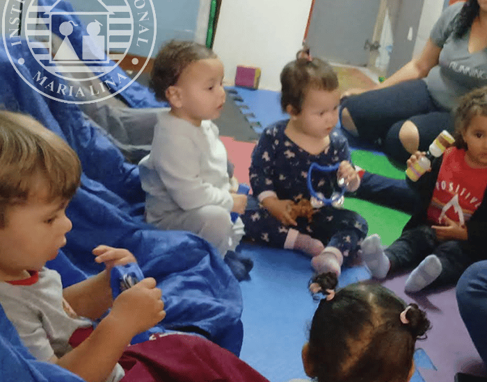 Alunos bebês em aula de musicalização