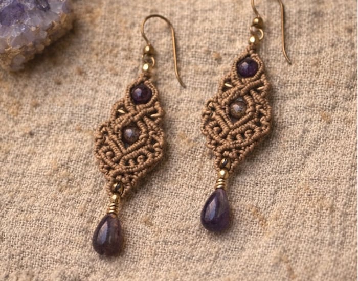 aretes de macrame con piedras color morado obscuro hechos por artesanas