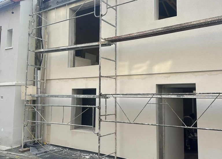 Travaux de ravalement de façade en Île-de-France avec échafaudage – rénovation extérieure