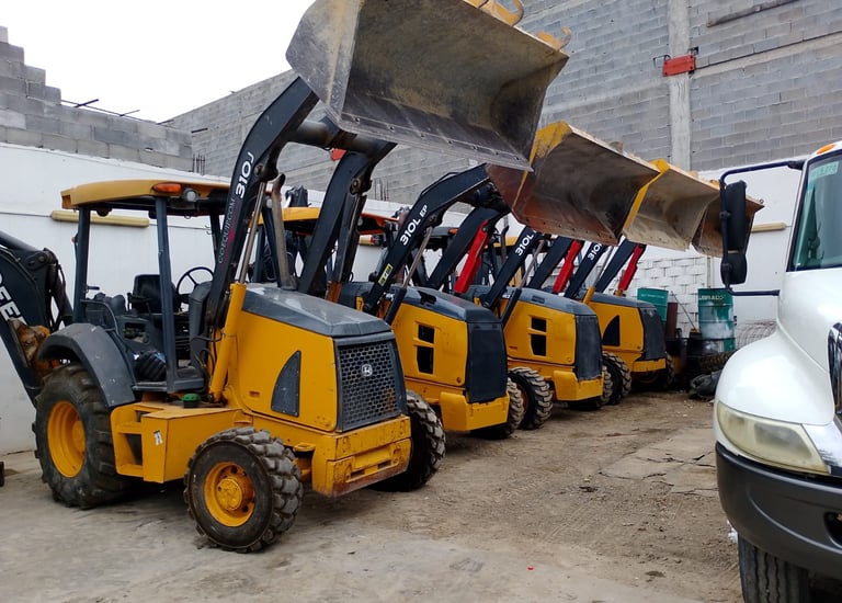 Fila de retroexcavadoras estacionadas en el taller