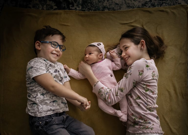 újszülött fotózás Bicske lifestyle család fotó fotózás otthon