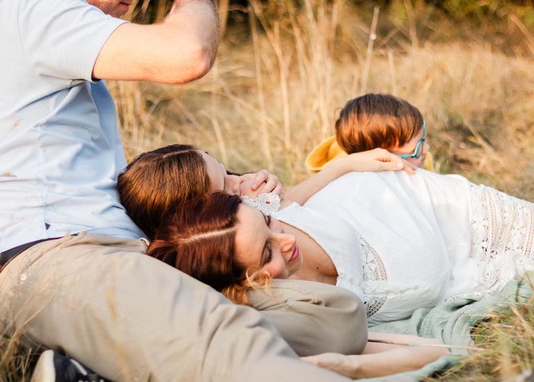 kismama fotózás bicske család lifestyle fotó fotózás gyerek