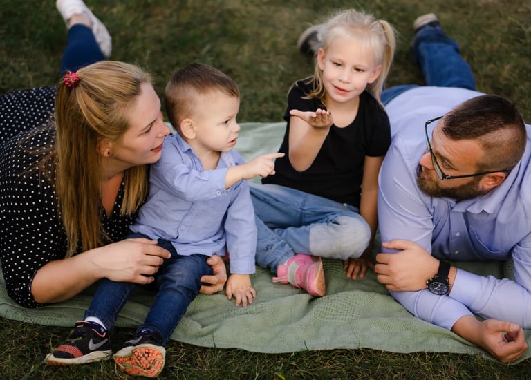 család lifestyle fotó fotózás gyerek bicske