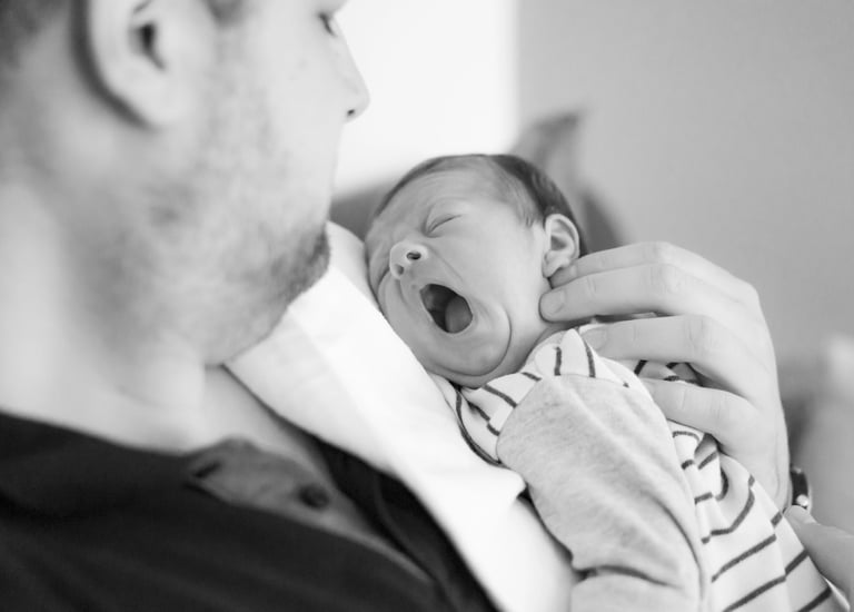 újszülött fotózás Bicske lifestyle család fotó fotózás otthon